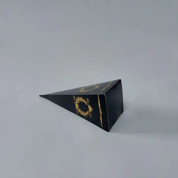 15X4 Siyah Altın Yaldızlı Külah